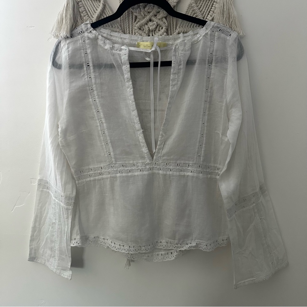Yellow ribbon | white top